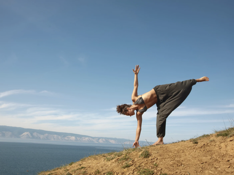 Femme yoga montagne